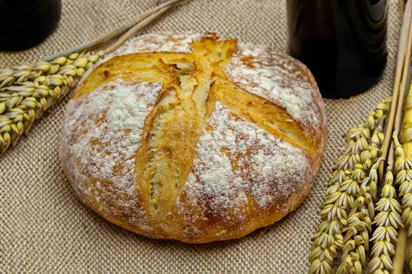 Köy ekmeği, zeytinyağı, şarap, üzüm, tespih ve buğday kulaklı Katolik kutsal masası. İsa 'nın bedeni ve kanı