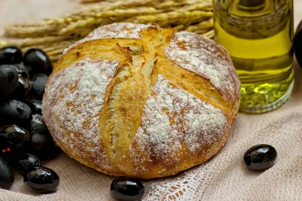 Köy ekmeği, zeytinyağı, şarap, üzüm, tespih ve buğday kulaklı Katolik kutsal masası. İsa 'nın bedeni ve kanı