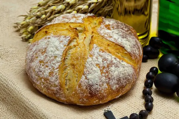 Köy ekmeği, zeytinyağı, şarap, üzüm, tespih ve buğday kulaklı Katolik kutsal masası. İsa 'nın bedeni ve kanı