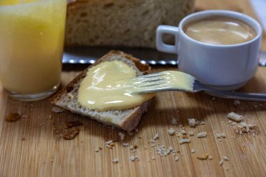 Yumurta sarısı ve şekerli ikonik ve geleneksel eggnog. Yumurtalı ekmek ve kahve.