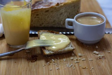 Yumurta sarısı ve şekerli ikonik ve geleneksel eggnog. Yumurtalı ekmek ve kahve.