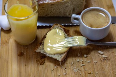 Yumurta sarısı ve şekerli ikonik ve geleneksel eggnog. Yumurtalı ekmek ve kahve.