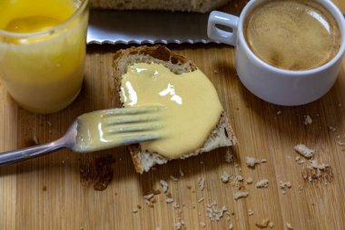 Yumurta sarısı ve şekerli ikonik ve geleneksel eggnog. Yumurtalı ekmek ve kahve.