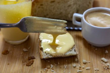 Yumurta sarısı ve şekerli ikonik ve geleneksel eggnog. Yumurtalı ekmek ve kahve.