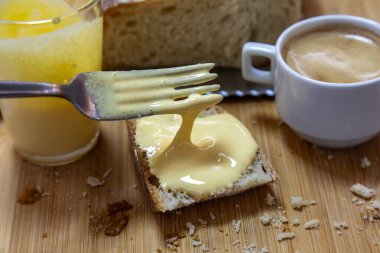 Yumurta sarısı ve şekerli ikonik ve geleneksel eggnog. Yumurtalı ekmek ve kahve.