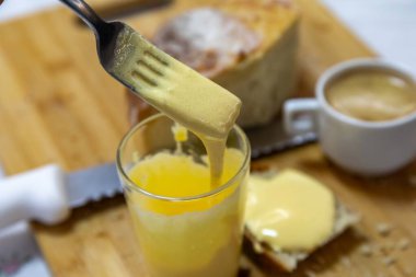 Yumurta sarısı ve şekerli ikonik ve geleneksel eggnog. Yumurtalı ekmek ve kahve.