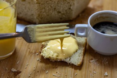 Yumurta sarısı ve şekerli ikonik ve geleneksel eggnog. Yumurtalı ekmek ve kahve.