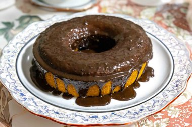 En geleneksel ve klasik çikolatalı havuçlu kek.