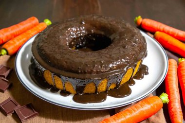 En geleneksel ve klasik çikolatalı havuçlu kek.