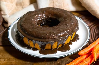 En geleneksel ve klasik çikolatalı havuçlu kek.