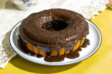 En geleneksel ve klasik çikolatalı havuçlu kek.