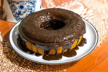 En geleneksel ve klasik çikolatalı havuçlu kek.