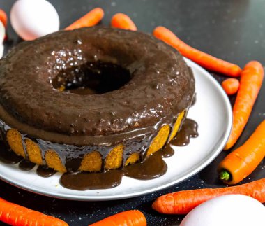 En geleneksel ve klasik çikolatalı havuçlu kek.