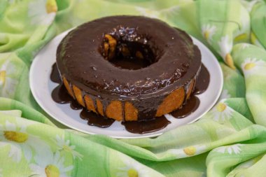 En geleneksel ve klasik çikolatalı havuçlu kek.