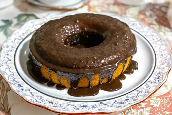 En geleneksel ve klasik çikolatalı havuçlu kek.