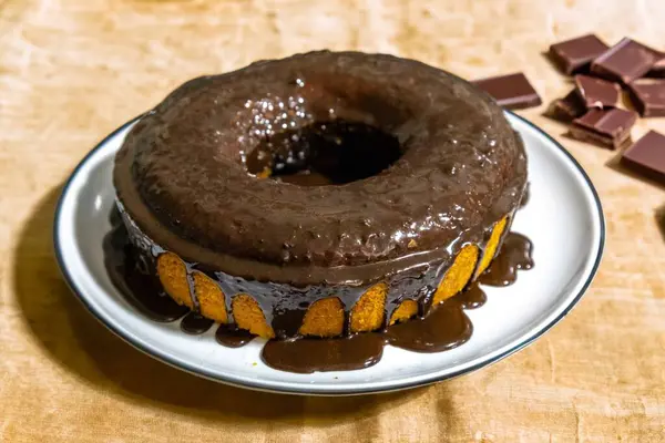 En geleneksel ve klasik çikolatalı havuçlu kek.