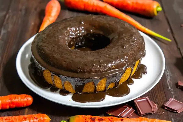 En geleneksel ve klasik çikolatalı havuçlu kek.