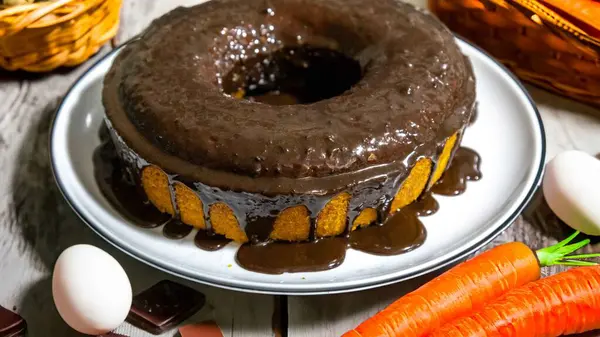 En geleneksel ve klasik çikolatalı havuçlu kek.