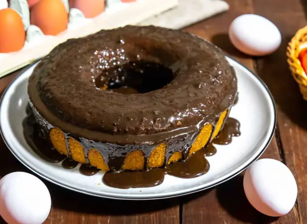 En geleneksel ve klasik çikolatalı havuçlu kek.