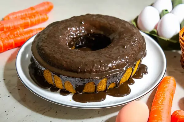 En geleneksel ve klasik çikolatalı havuçlu kek.