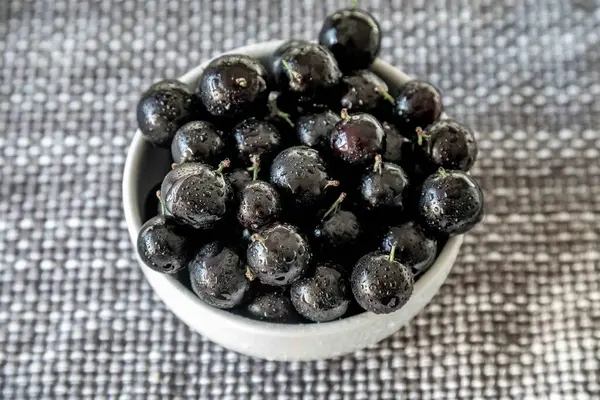 Güzel ve sulu Jabuticaba meyveleri ince detaylarıyla