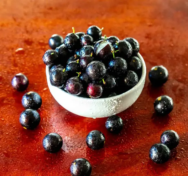 Güzel ve sulu Jabuticaba meyveleri ince detaylarıyla