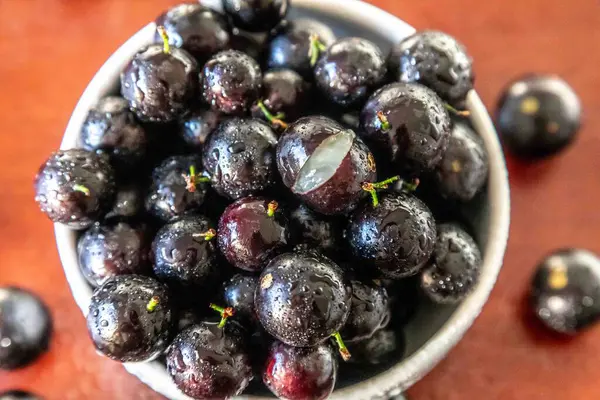 Güzel ve sulu Jabuticaba meyveleri ince detaylarıyla
