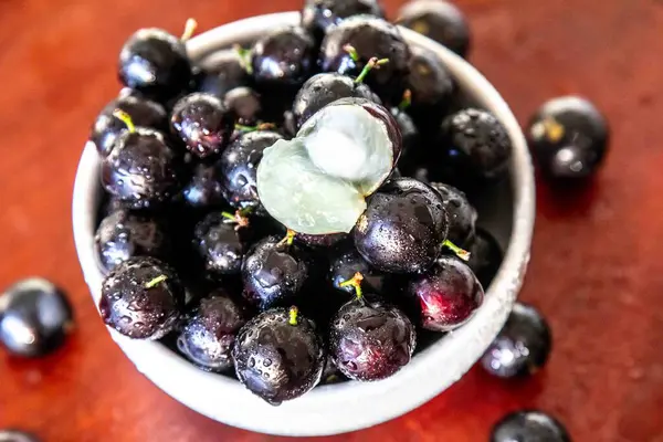Güzel ve sulu Jabuticaba meyveleri ince detaylarıyla