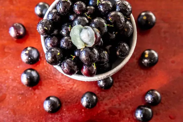 Güzel ve sulu Jabuticaba meyveleri ince detaylarıyla