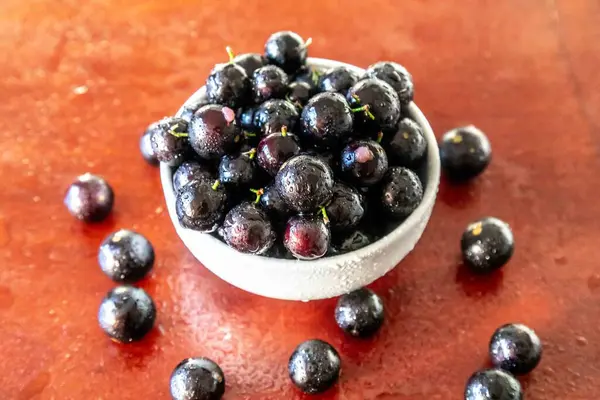 Güzel ve sulu Jabuticaba meyveleri ince detaylarıyla