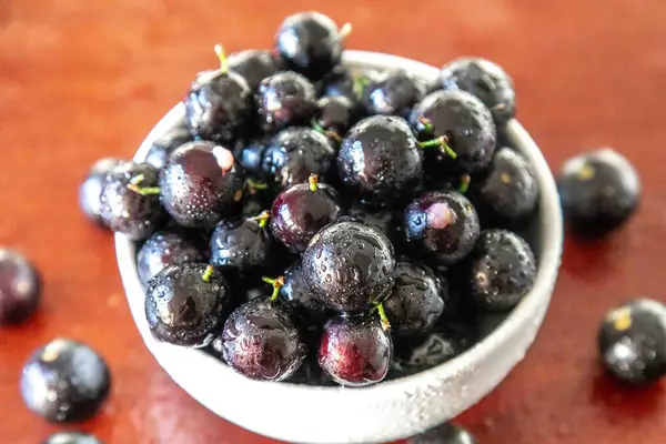 Güzel ve sulu Jabuticaba meyveleri ince detaylarıyla