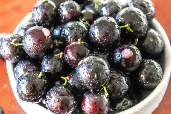 Güzel ve sulu Jabuticaba meyveleri ince detaylarıyla