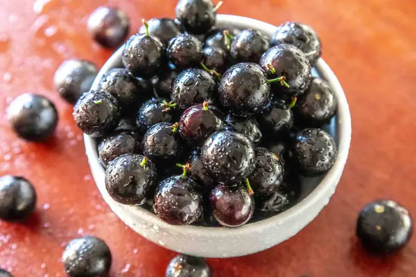 Güzel ve sulu Jabuticaba meyveleri ince detaylarıyla