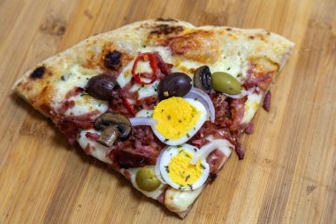 Zeytin, mantar, rendelenmiş pepperoni, soğan, kırmızı biber, kekik otu ve ekstra saf zeytinyağlı Brezilya pizzası.