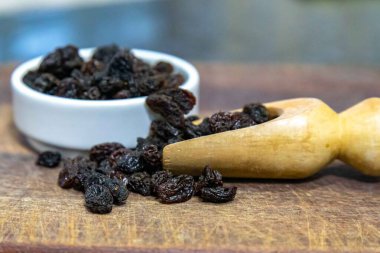 Köy ortamında siyah çekirdeksiz kuru üzümler ve seçici odak