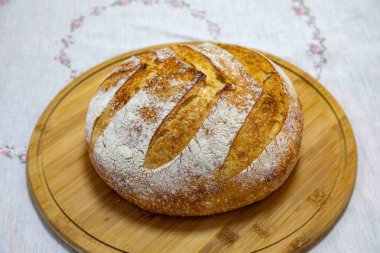 Tahta üzerinde taze pişmiş zanaatkar mayalı ekmek. En iyi ekmek.