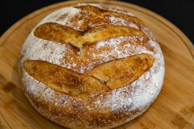 Tahta üzerinde taze pişmiş zanaatkar mayalı ekmek. En iyi ekmek.