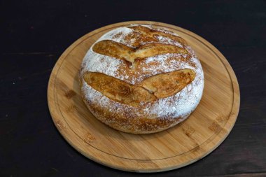 Tahta üzerinde taze pişmiş zanaatkar mayalı ekmek. En iyi ekmek.