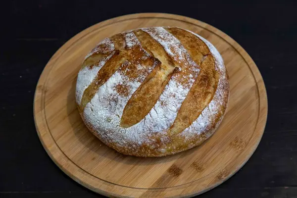 Tahta üzerinde taze pişmiş zanaatkar mayalı ekmek. En iyi ekmek.