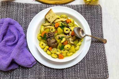 Lezzetli ev yapımı tortellini ve taze sebzeli tavuk çorbası.