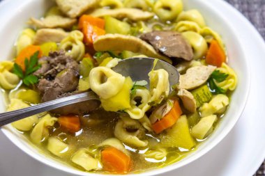 Lezzetli ev yapımı tortellini ve taze sebzeli tavuk çorbası.
