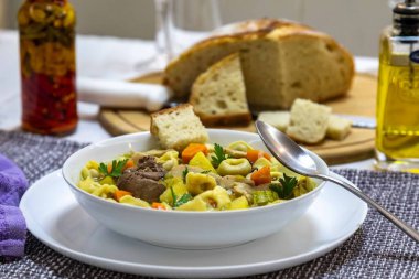 Lezzetli ev yapımı tortellini ve taze sebzeli tavuk çorbası.