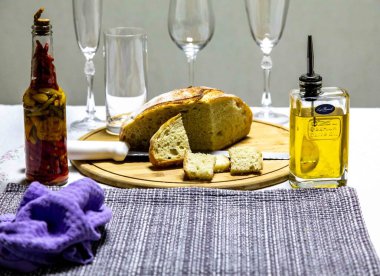 Ekmek, zeytinyağı, peçete ve ev yapımı sıcak soslu köy sofrası. Boşluk. Durgun Hayat