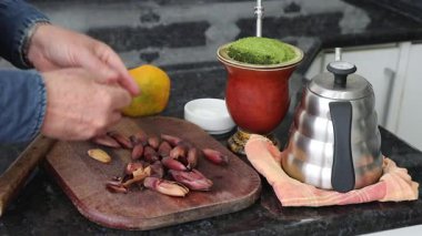 Geleneksel Gaucho kültürü yiyecek ve içeceği, yerba chimarro ile kavrulmuş çam fıstığı. 