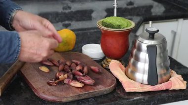 Geleneksel Gaucho kültürü yiyecek ve içeceği, yerba chimarro ile kavrulmuş çam fıstığı. 