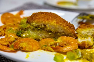 Geleneksel Bahian acaraj palmiye yağında kızartılmış, Afrika kökenli, siyah bezelye, vatap, karuru, kurutulmuş ve tuzlanmış karides, salata, biber sosu ile hazırlanmış.