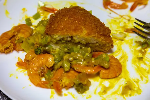 Geleneksel Bahian acaraj palmiye yağında kızartılmış, Afrika kökenli, siyah bezelye, vatap, karuru, kurutulmuş ve tuzlanmış karides, salata, biber sosu ile hazırlanmış.