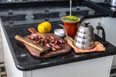 Brezilya kış geleneği, kavrulmuş çam fıstığı ve bergamot ile yerba mate chimarro