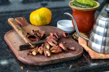Brezilya kış geleneği, kavrulmuş çam fıstığı ve bergamot ile yerba mate chimarro