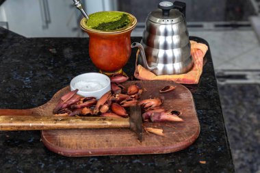 Brezilya kış geleneği, kavrulmuş çam fıstığı ve bergamot ile yerba mate chimarro